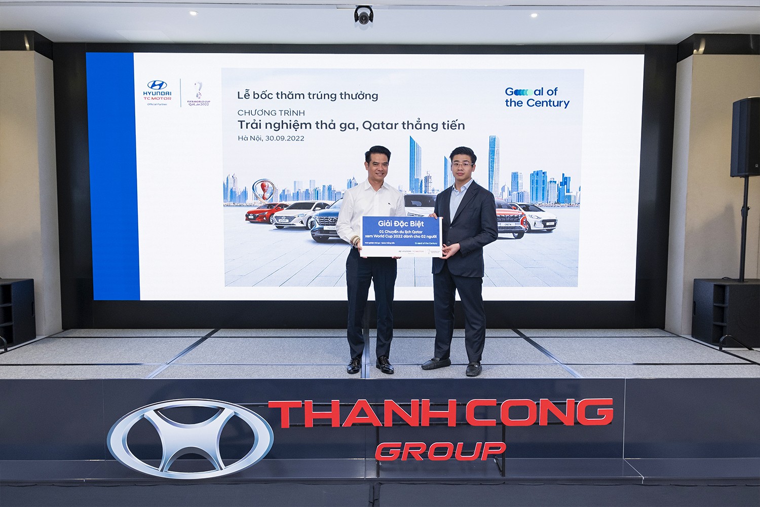 3 khách hàng lái thử xe Hyundai trúng cặp vé xem World Cup 2022